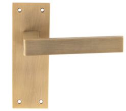 Sasso Door Handles On Slim Backplate, Antique Brass (Sold In Pairs)